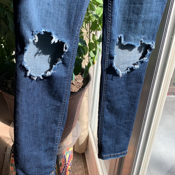 Free People Mid Rise Blowout Knee Distressed Denim Jeans 30R - Picture 3 of 10